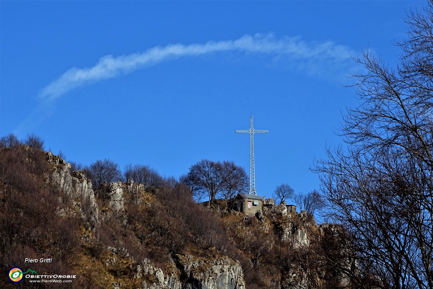 29 Dal rifugio vista sulla croce del Monte Zucco con aureola di nuvola bianca.JPG